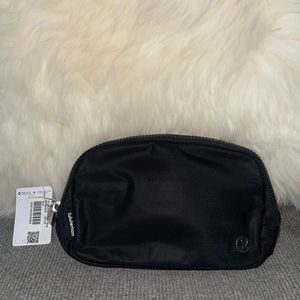 Lululemon Everywhere belt bag
